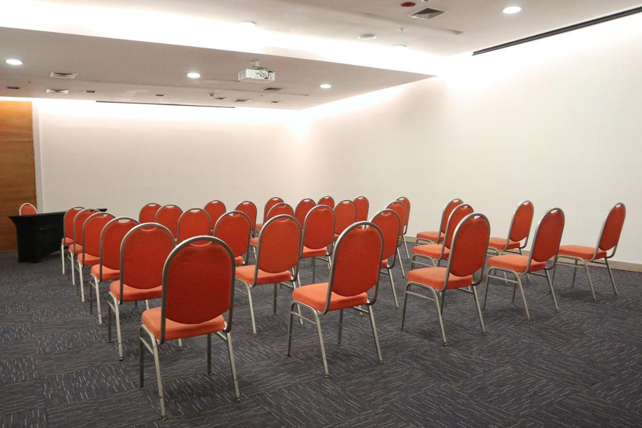 Hotel Wyndham Concepcion Pettra Esterno foto A typical meeting room