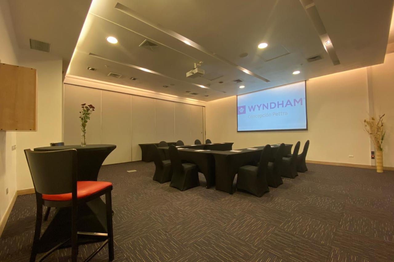 Hotel Wyndham Concepcion Pettra Esterno foto The boardroom at the Wyndham office in Singapore