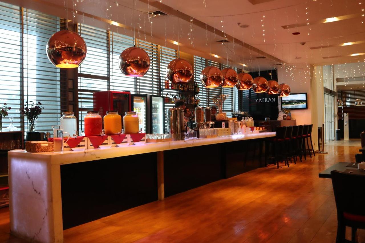 Hotel Wyndham Concepcion Pettra Esterno foto The bar at the lounge