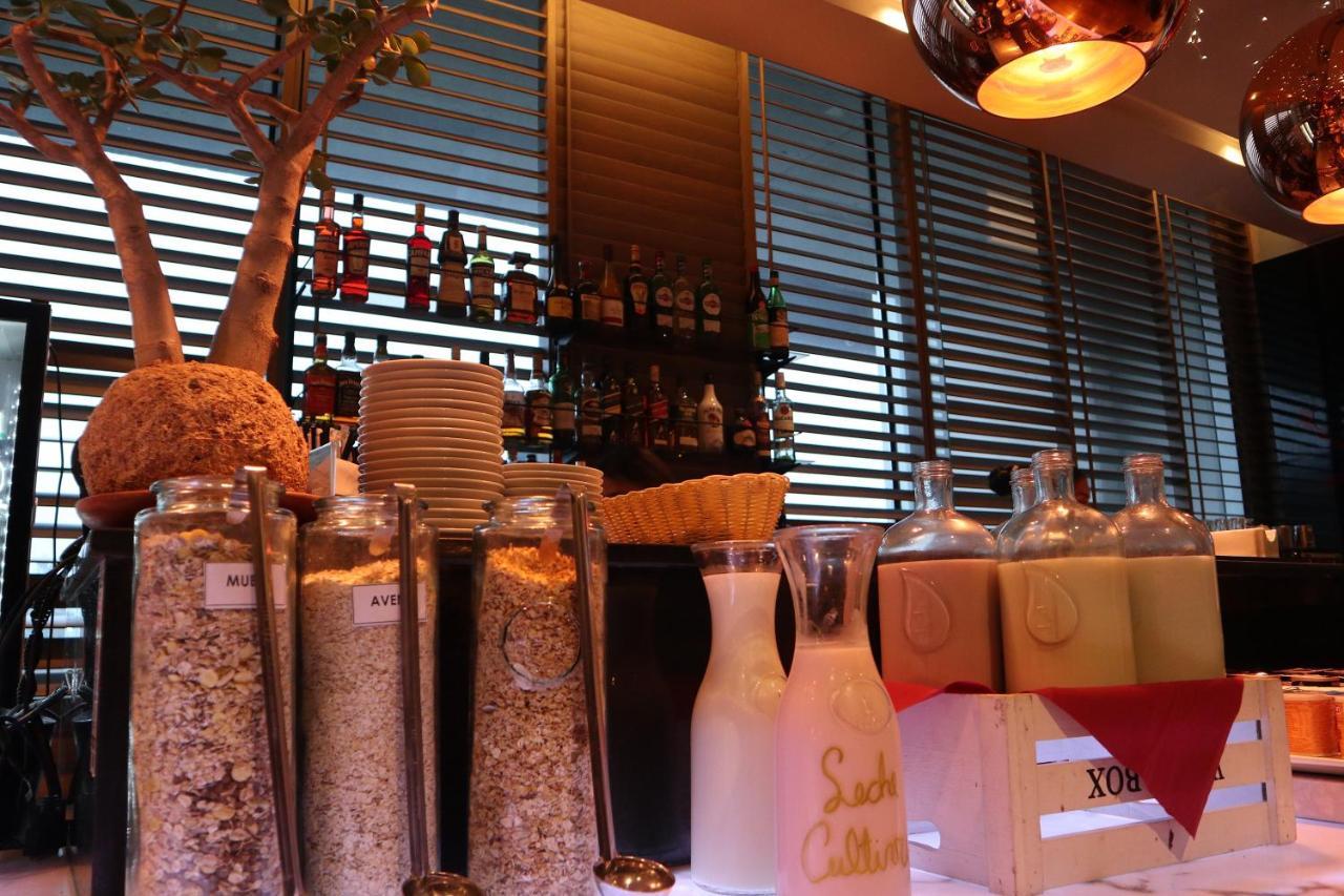 Hotel Wyndham Concepcion Pettra Esterno foto A bar in a restaurant
