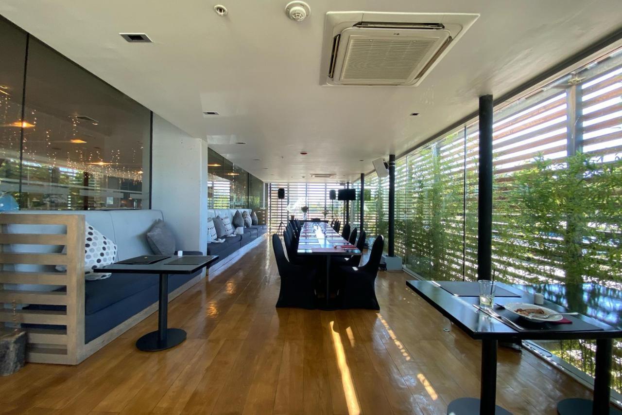 Hotel Wyndham Concepcion Pettra Esterno foto The interior of the lounge