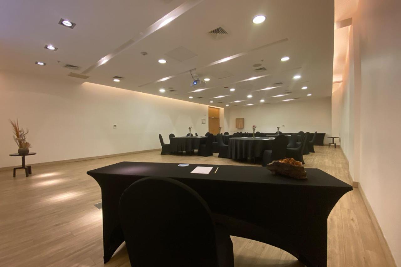 Hotel Wyndham Concepcion Pettra Esterno foto The interior of the meeting room