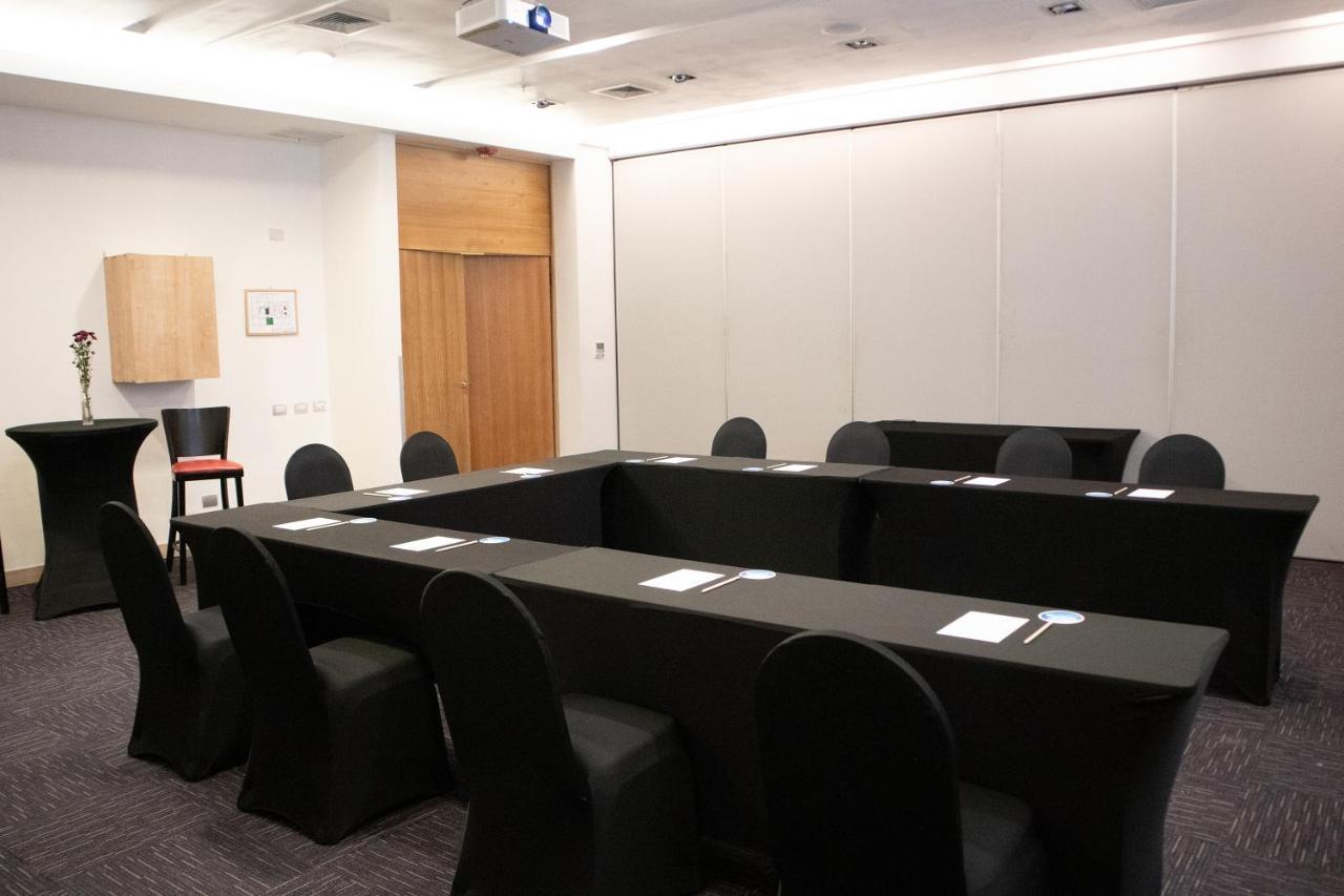 Hotel Wyndham Concepcion Pettra Esterno foto A meeting room at the hotel