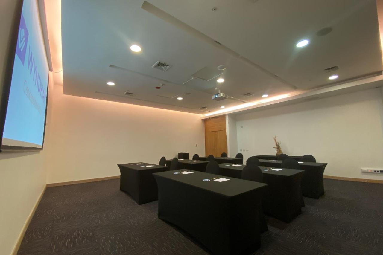Hotel Wyndham Concepcion Pettra Esterno foto A meeting room at the National University of Singapore