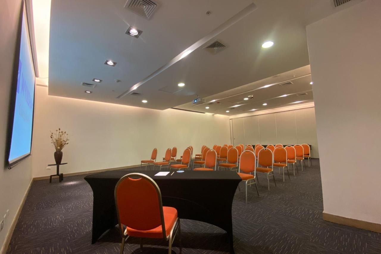Hotel Wyndham Concepcion Pettra Esterno foto A meeting room at the hotel