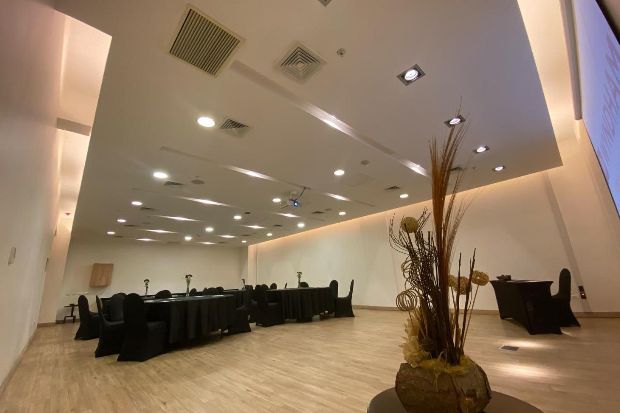 Hotel Wyndham Concepcion Pettra Esterno foto The interior of the conference room